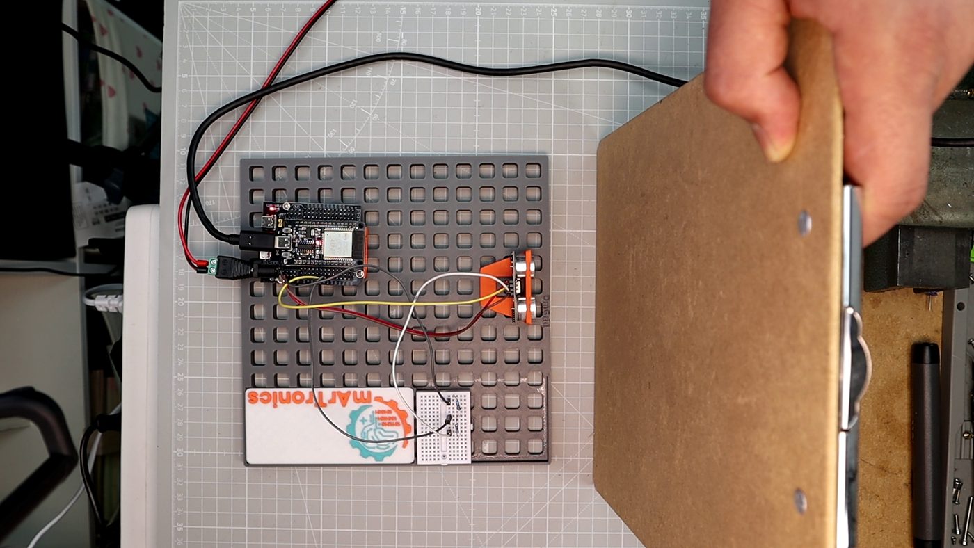The finished rig measuring a board held in front of it